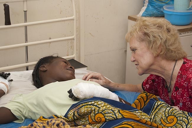 10 Things Say to a Friend With a New Disability Woman helping a friend in the hospital