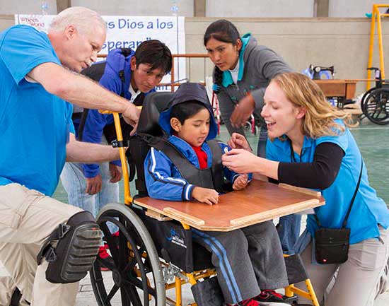 Brayan reveiving gospel bracelet Brayan reveiving gospel bracelet