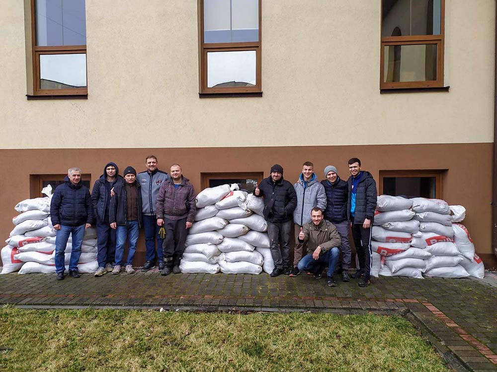 Ukrainian evacuees smiling and giving a thumbs up