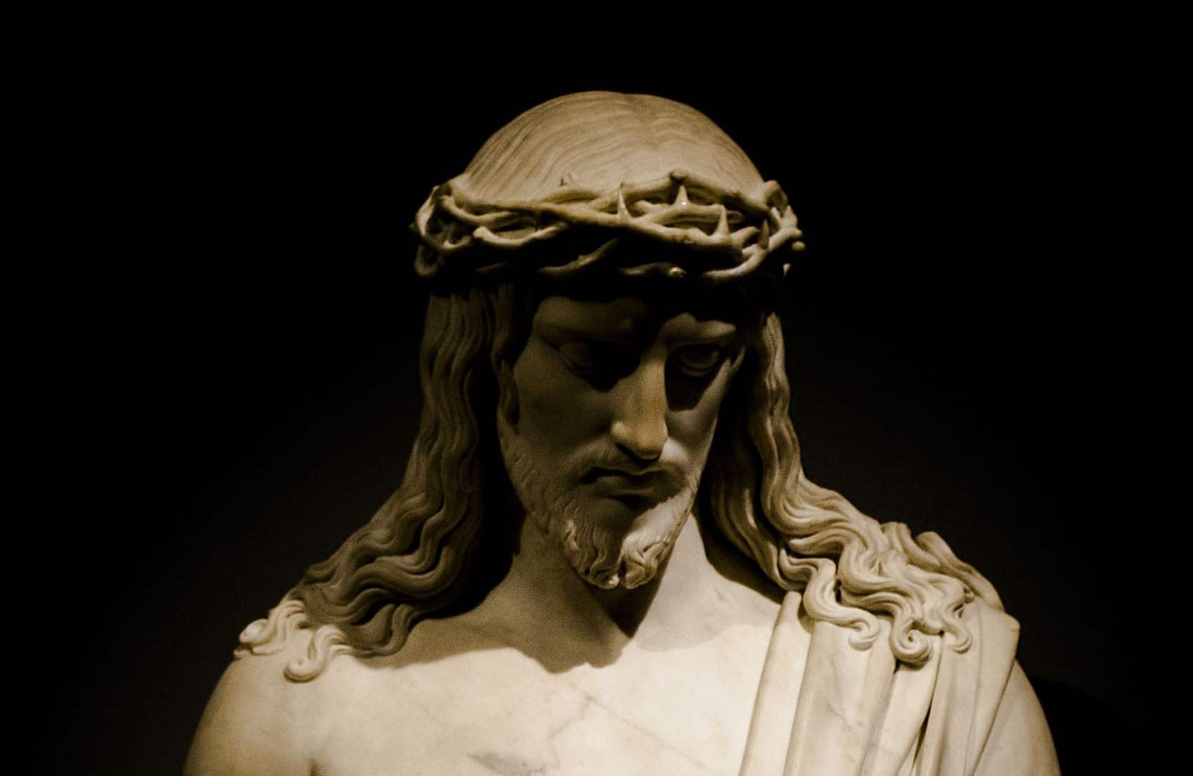 Close up of a statue of Jesus with a crown of thorns.
