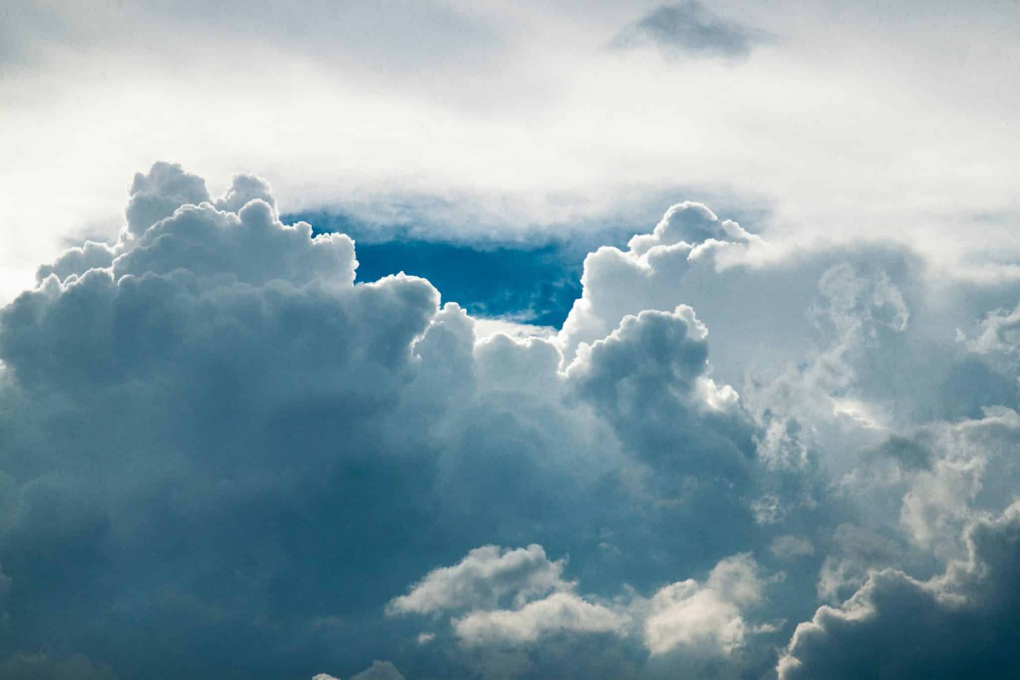 A picture of a large storm cloud.