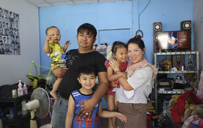 Sibthit with his mom, dad, little sister, and little brother, all smiling joyfully at the camera.
